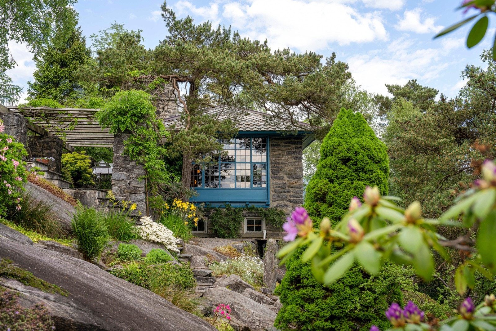 Villaen er tegnet av arkitekt Frederik Konow Lund og ble oppført i 1935. Galleribilde