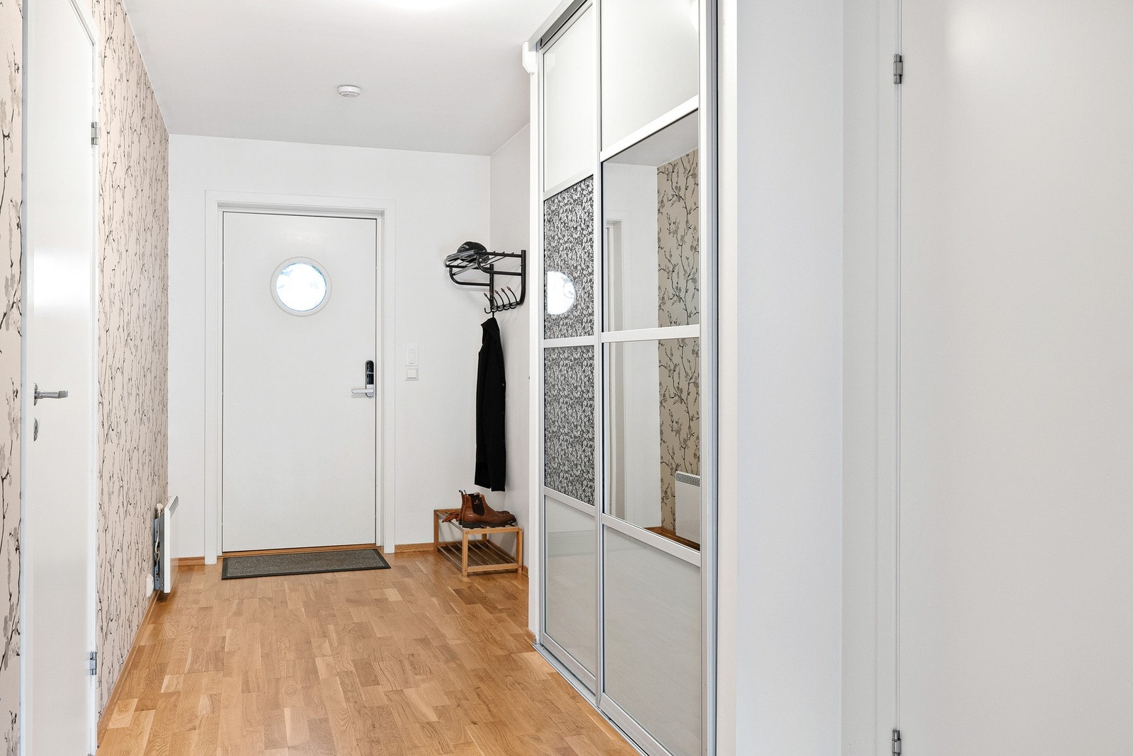 Gang er innredet med skyvedørsgarderobe Galleribilde