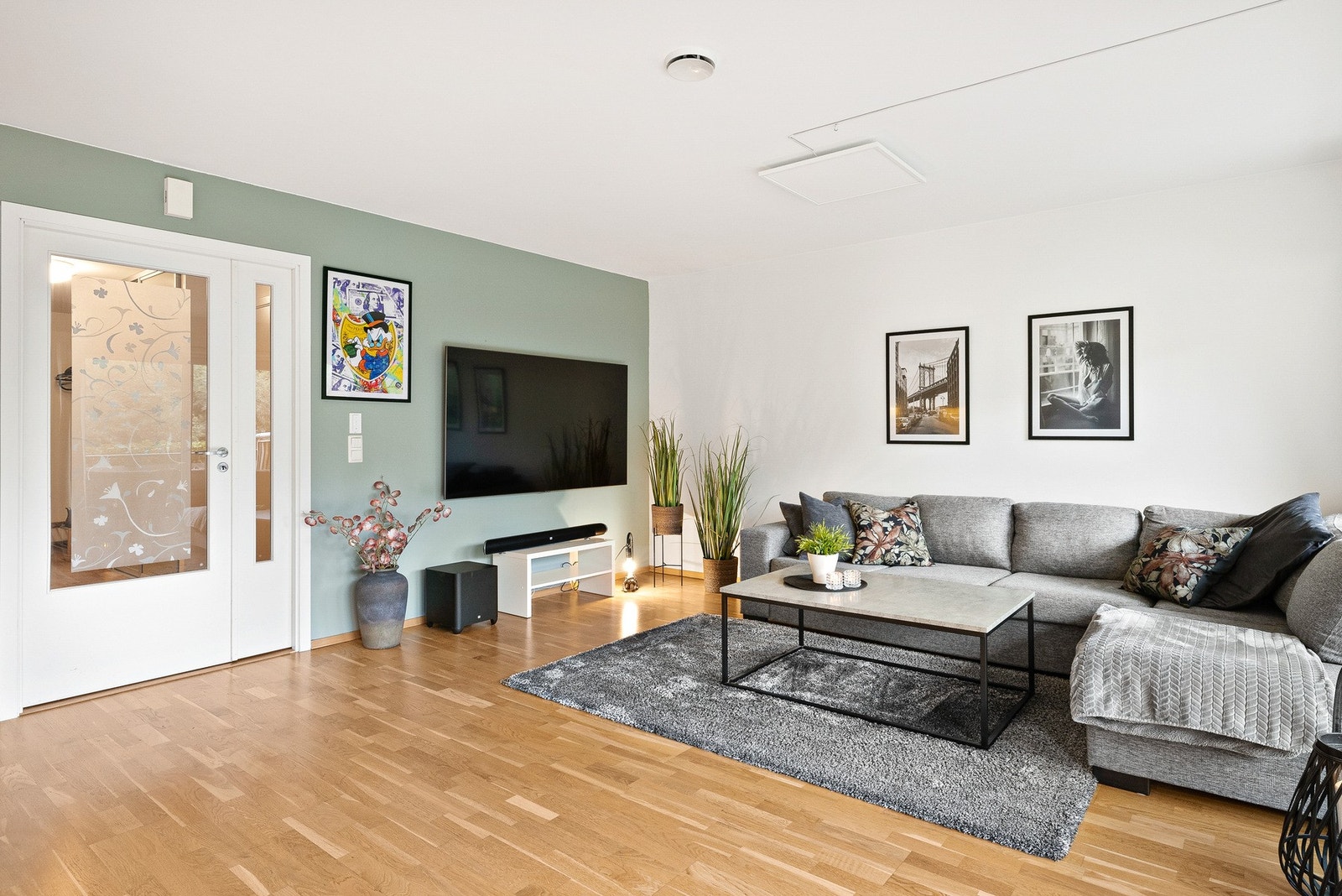 Boligen ventileres via balansert ventilasjonsanlegg med varmegjenvinning. Galleribilde