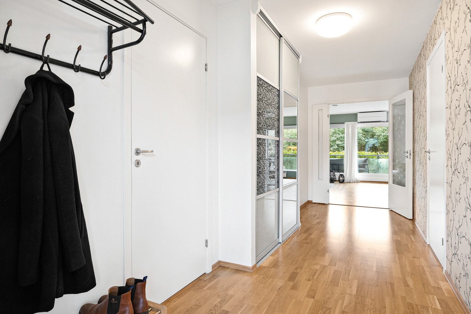 Romslig og lys entré/gang med god plass til oppheng av yttertøy og sko Galleribilde