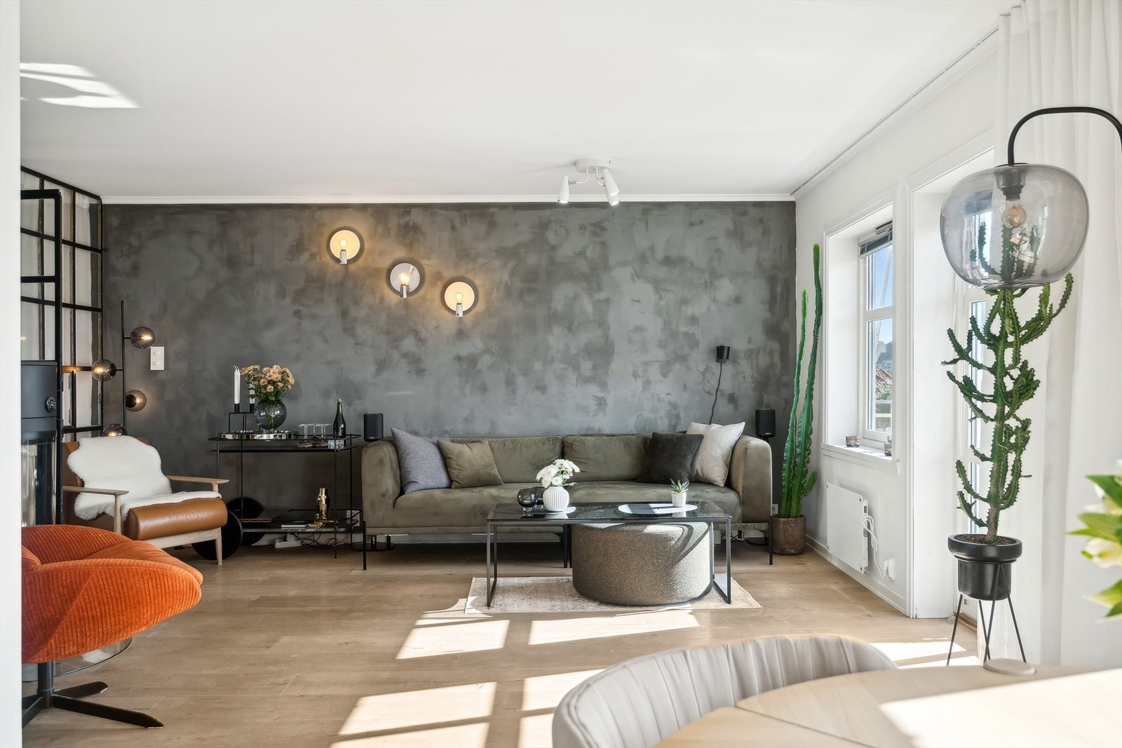 Det er gjennomgående en-stavs parkettgulv i hele leiligheten. Galleribilde