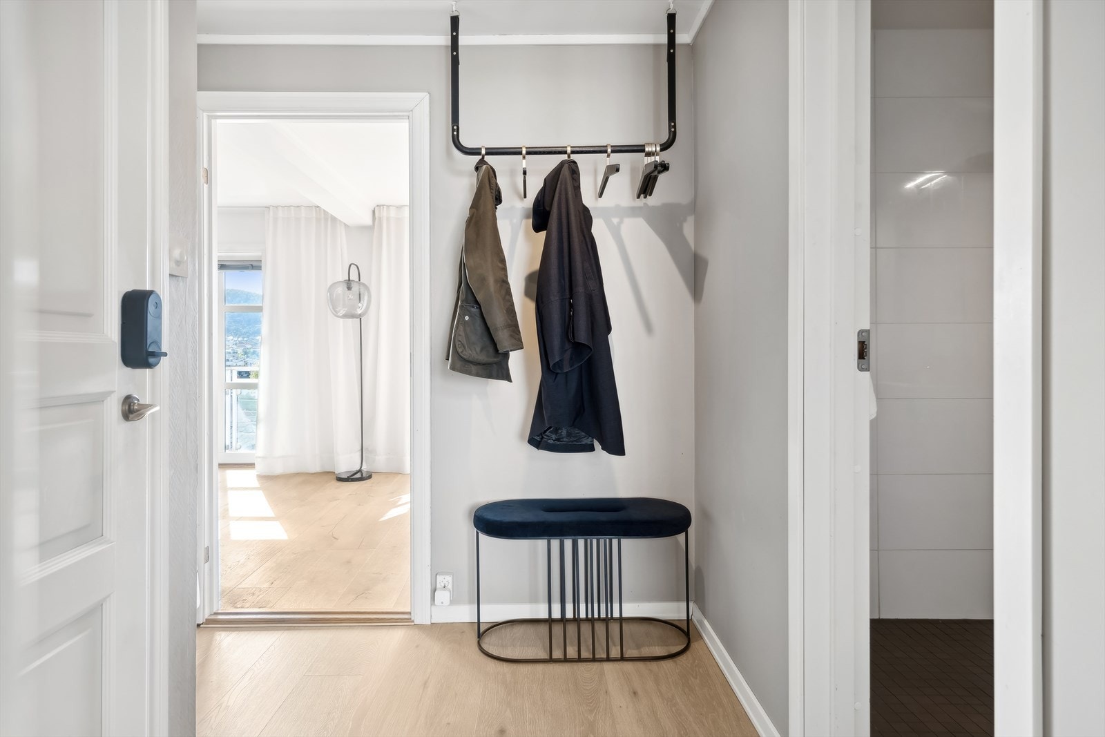 Gangen er lys med plass til å henge fra seg. Galleribilde