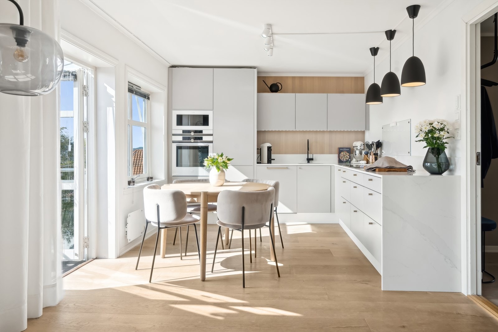 Kjøkkenet er meget delikat med fine detaljer i gull og tre. Eksklusiv Silestone benkeplate som rammer inn kjøkkenet. Galleribilde