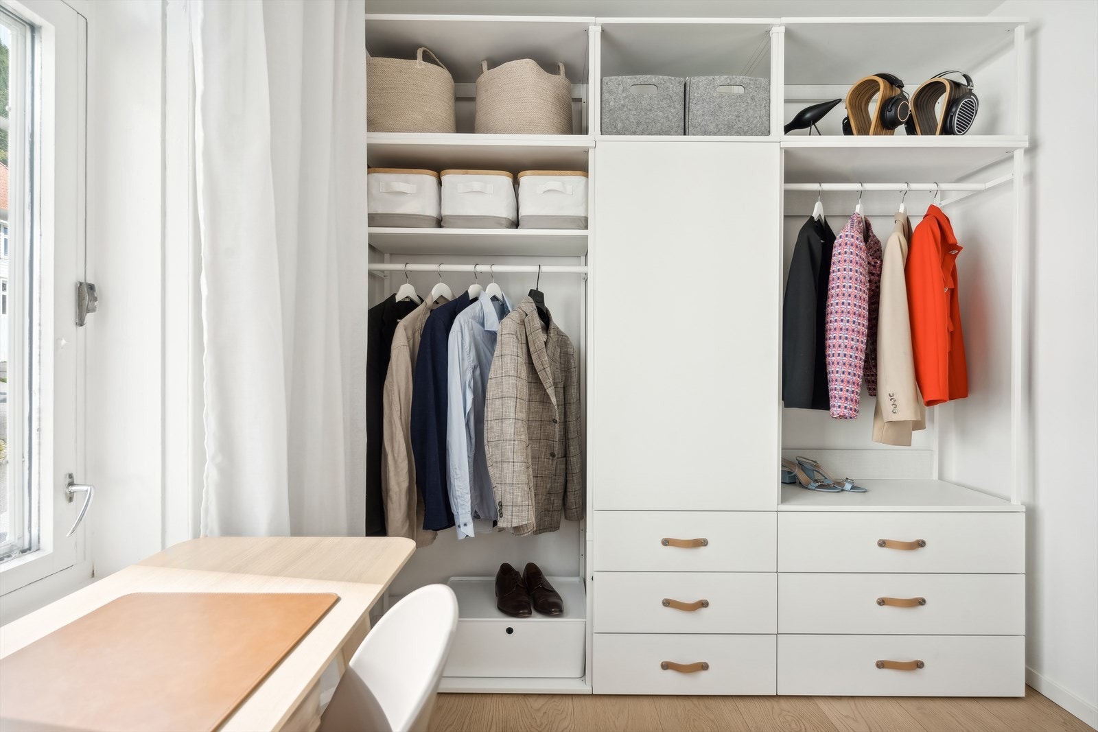 Stor medfølgende garderobe. Galleribilde
