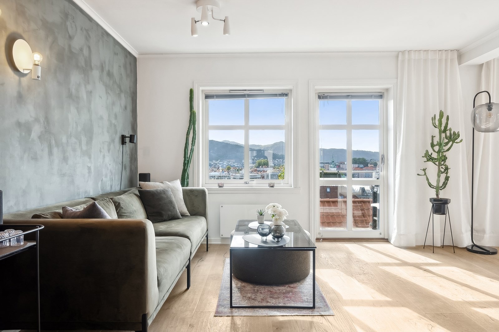 Utgang til balkong med sol fra tidlig formiddag til solen går ned. Galleribilde