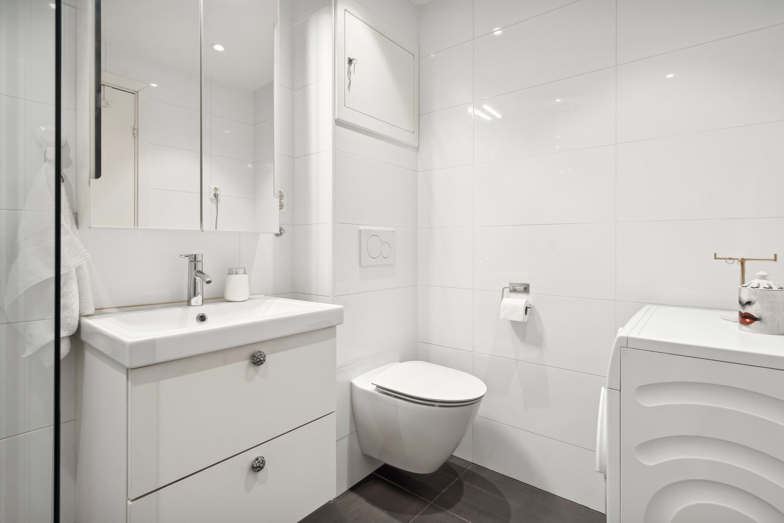 Badet er helfliset med varmekabler i gulvet og har lyse, tidløse fliser på veggene. Galleribilde