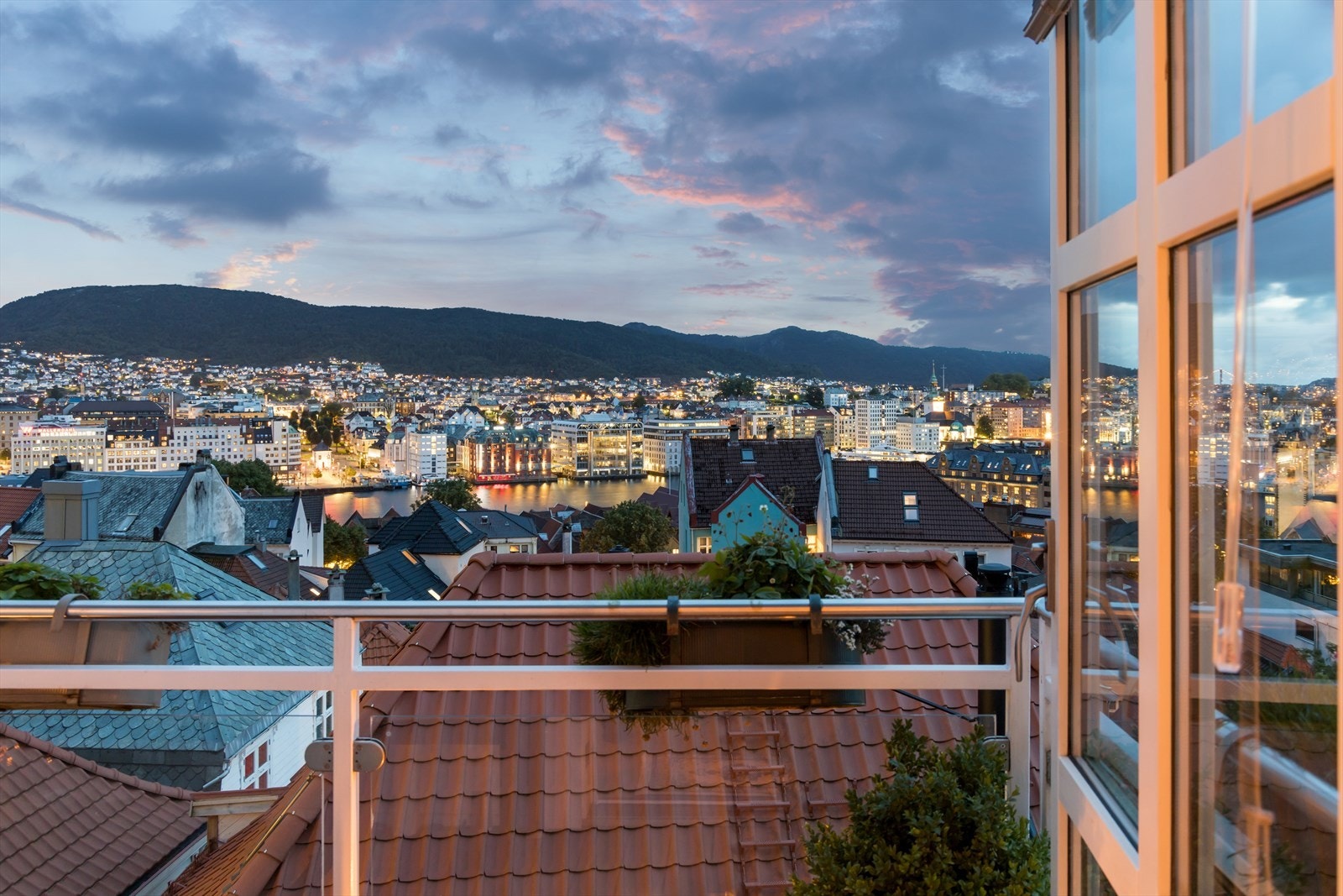 Utsikten er bare helt fantastisk og blir enda finere når mørke senker seg over Bergen. Galleribilde