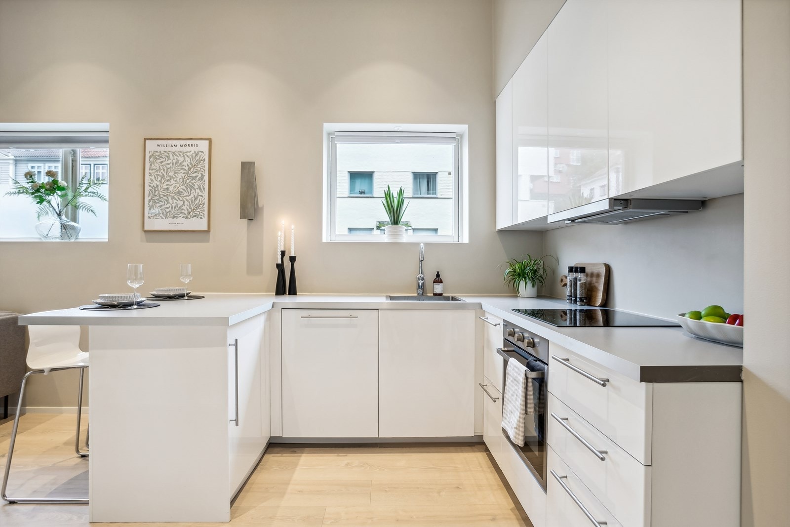 Lekkert kjøkken med spiseplass. Galleribilde