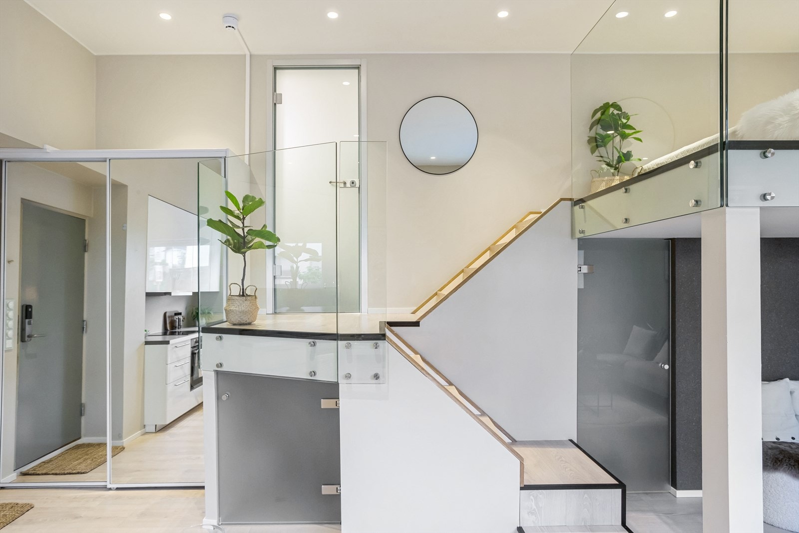 God oppbevaringsplass under trappen opp til mesaninen. Galleribilde