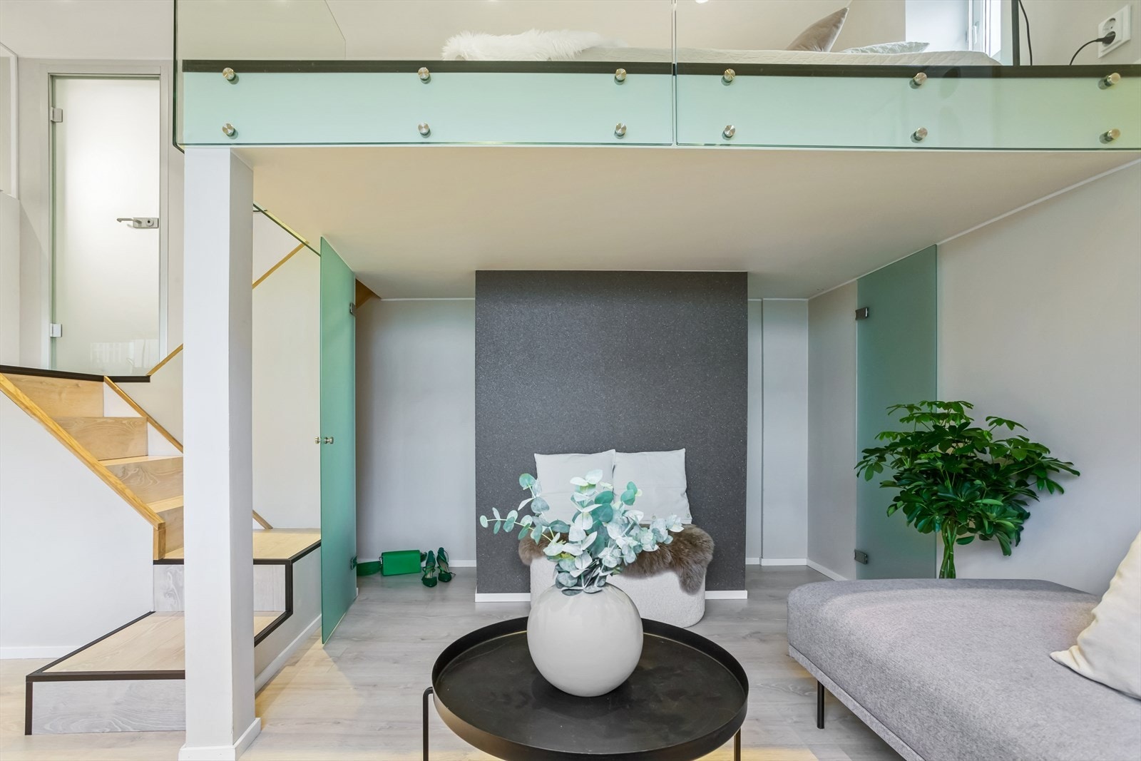 Garderoberom med glassdører. Galleribilde