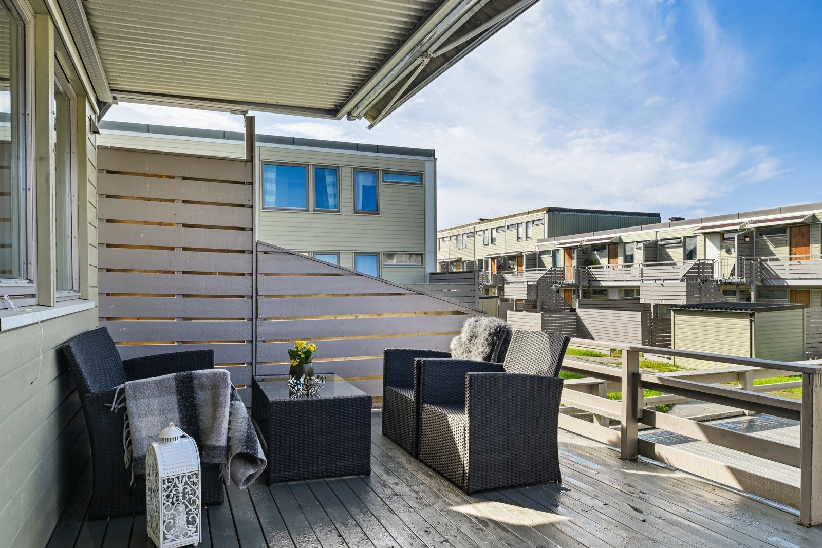 Ved inngangspartiet er det en stor vestvendt terrasse på hele 43 kvm med ettermiddag- og kveldssol. Galleribilde