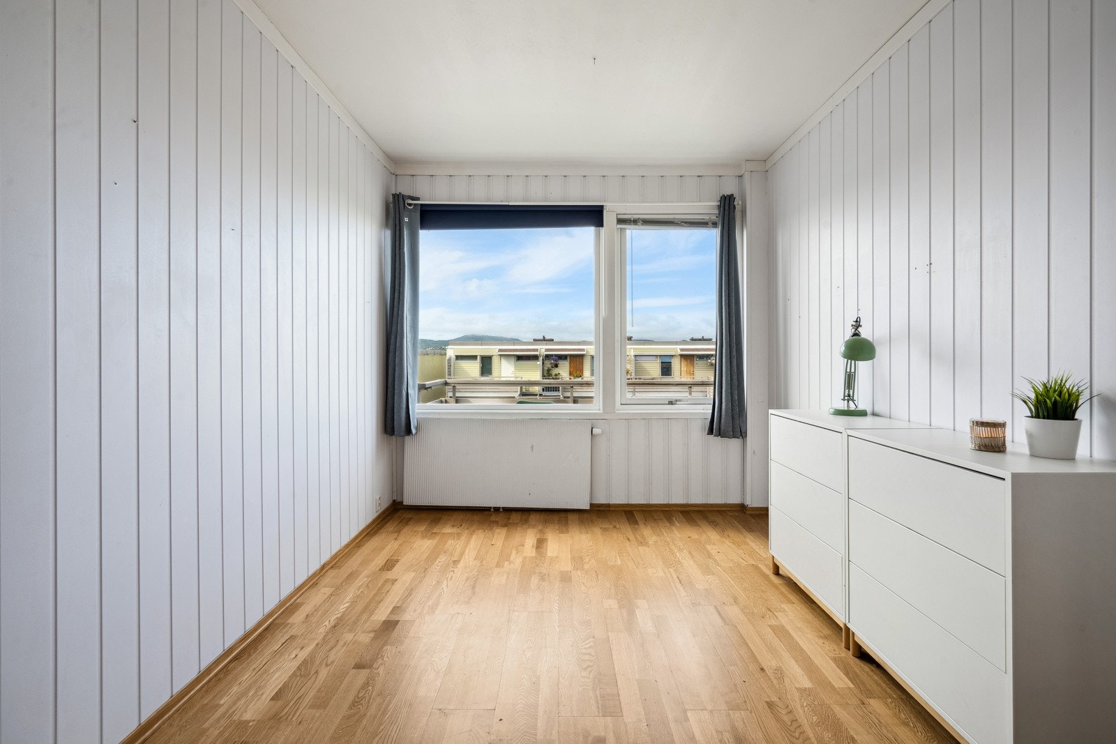 Soverommene er samlokalisert i 2. etasje og har god plass til seng, nattbord og oppbevaringsløsninger. Galleribilde