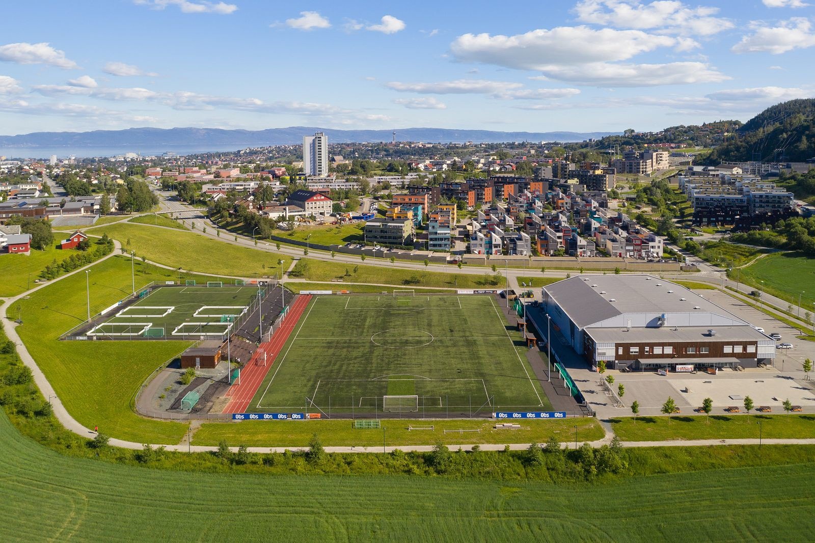 Utleirahallen og baner tilbyr et av byens beste idrettsanlegg for barn og voksne. Galleribilde