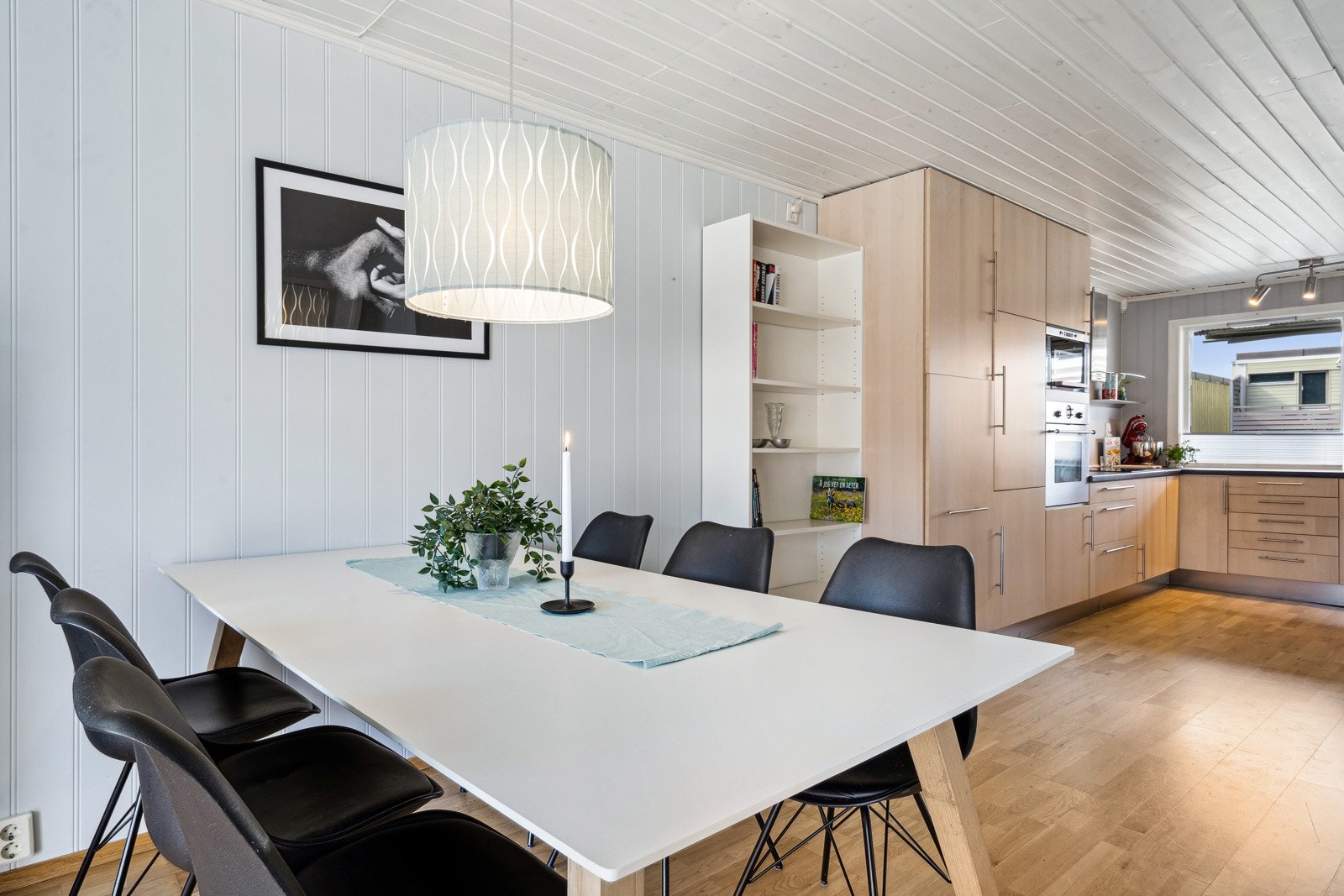 Kjøkkenet har en lys, pen innredning og medfølgende hvitevarer i form av platetopp, stekeovn, mikroovn, oppvaskmaskin og kombiskap. Galleribilde