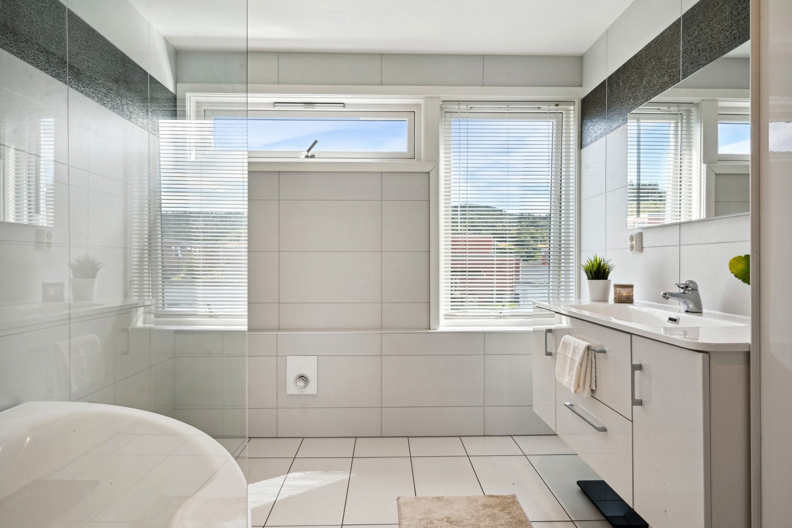 Badet i 2. etasje måler romslige 10 kvm og har en pen innredning med nedfelt servant og store skuffer som gir rikelig med oppbevaringsplass. Galleribilde