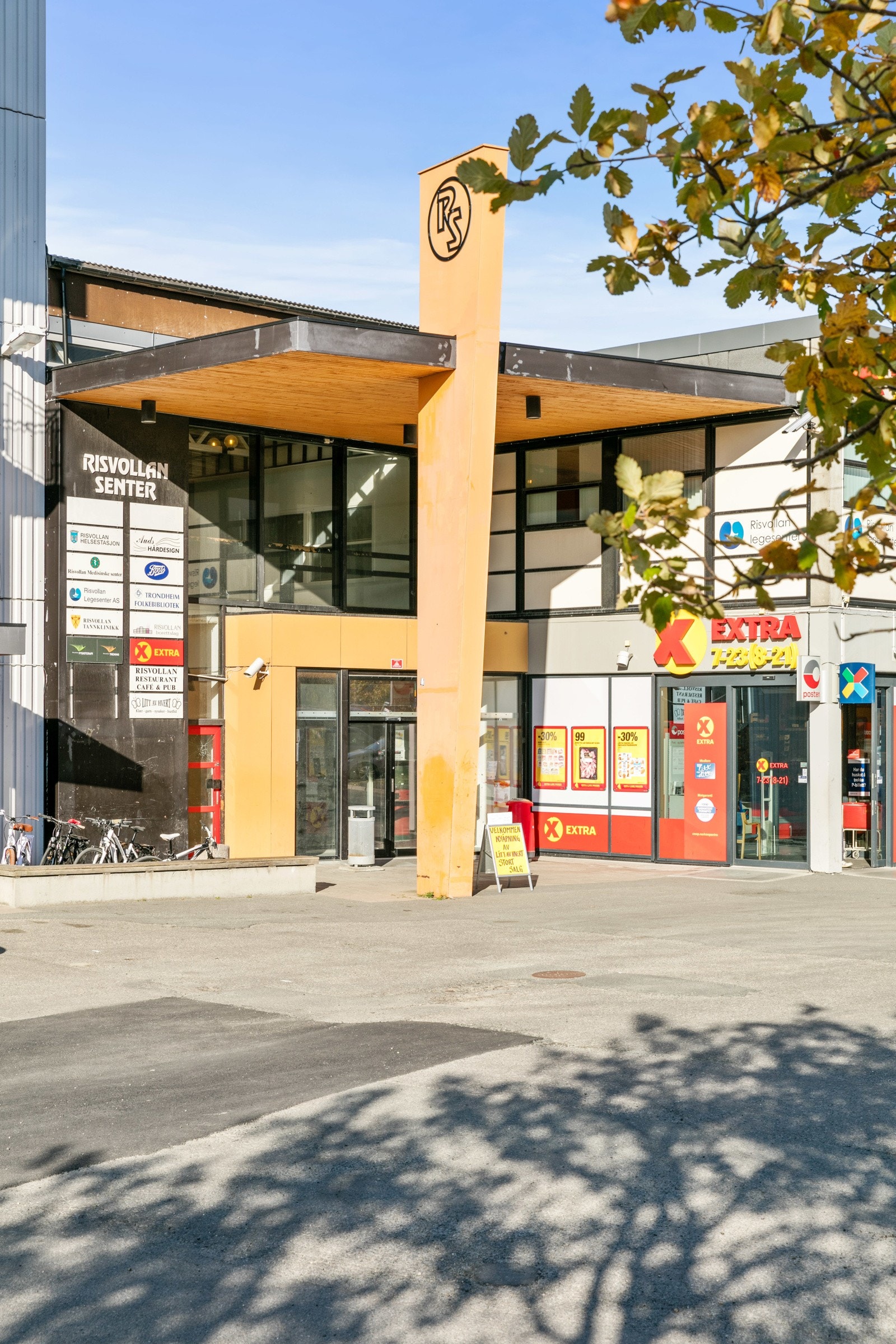 Risvollan senter er områdets eget handels- og servicesenter og ligger innen kort gangavstand fra boligen. Galleribilde