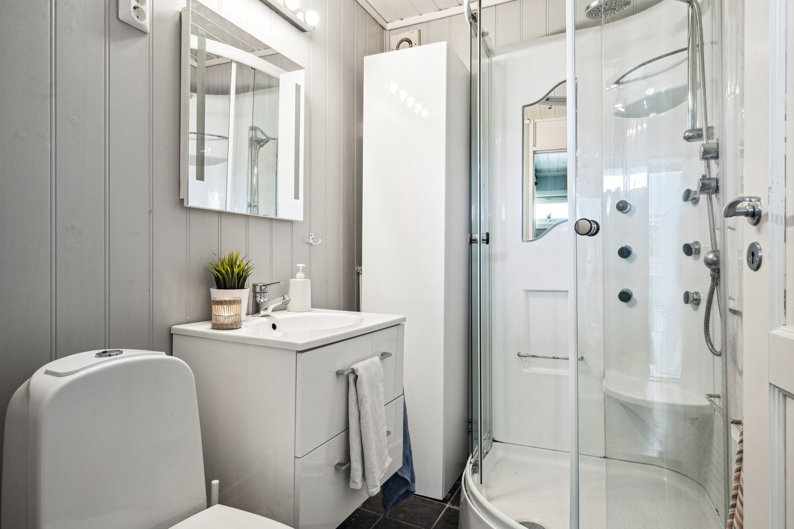 Badet i 1. etg har praktisk adkomst fra entréen og har flislagt gulv og malte plater på vegger. Galleribilde