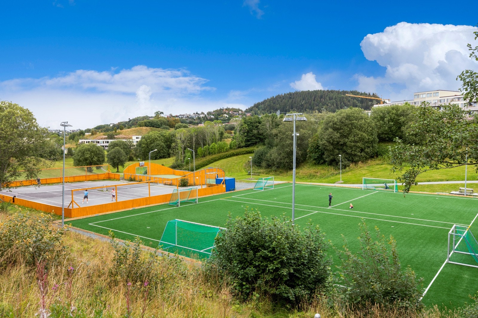 Borettslaget har store, fine grøntområder rundt husene og flere lekeplasser fordelt på tunene. Like i nærheten har man blant annet fotball- og tennisbaner, discgolf og minigolfbaner. Galleribilde