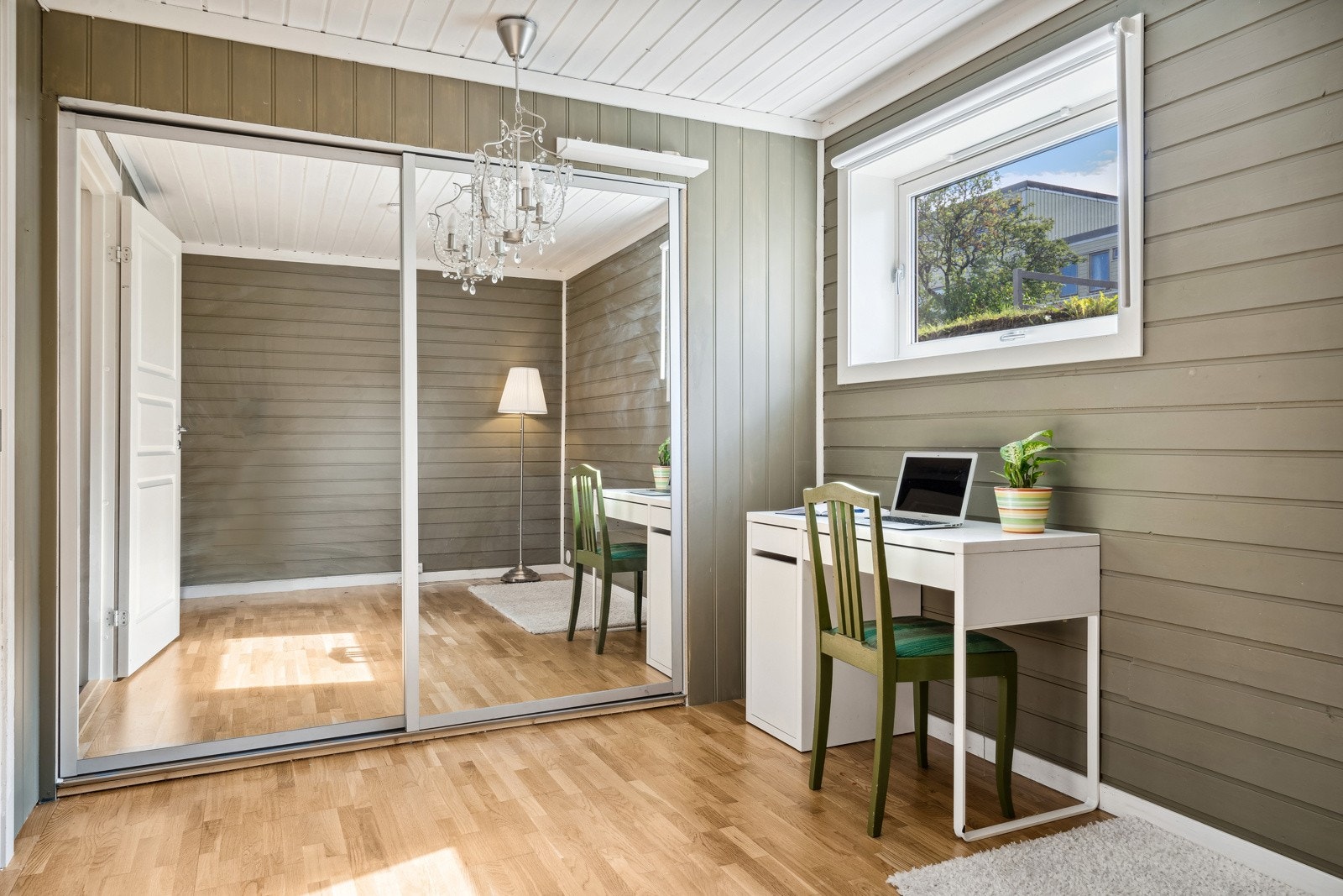 Det ene soverommet er innredet med en romslig skyvedørsgarderobe. Galleribilde
