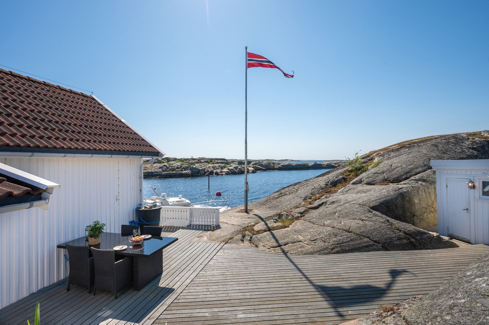 Skjermet platting på baksiden av hytta med kveldssol Galleribilde