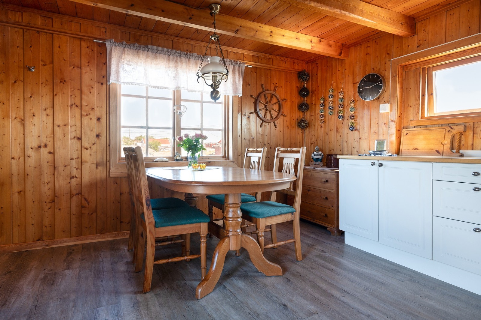 Romslig kjøkken med spiseplass Galleribilde