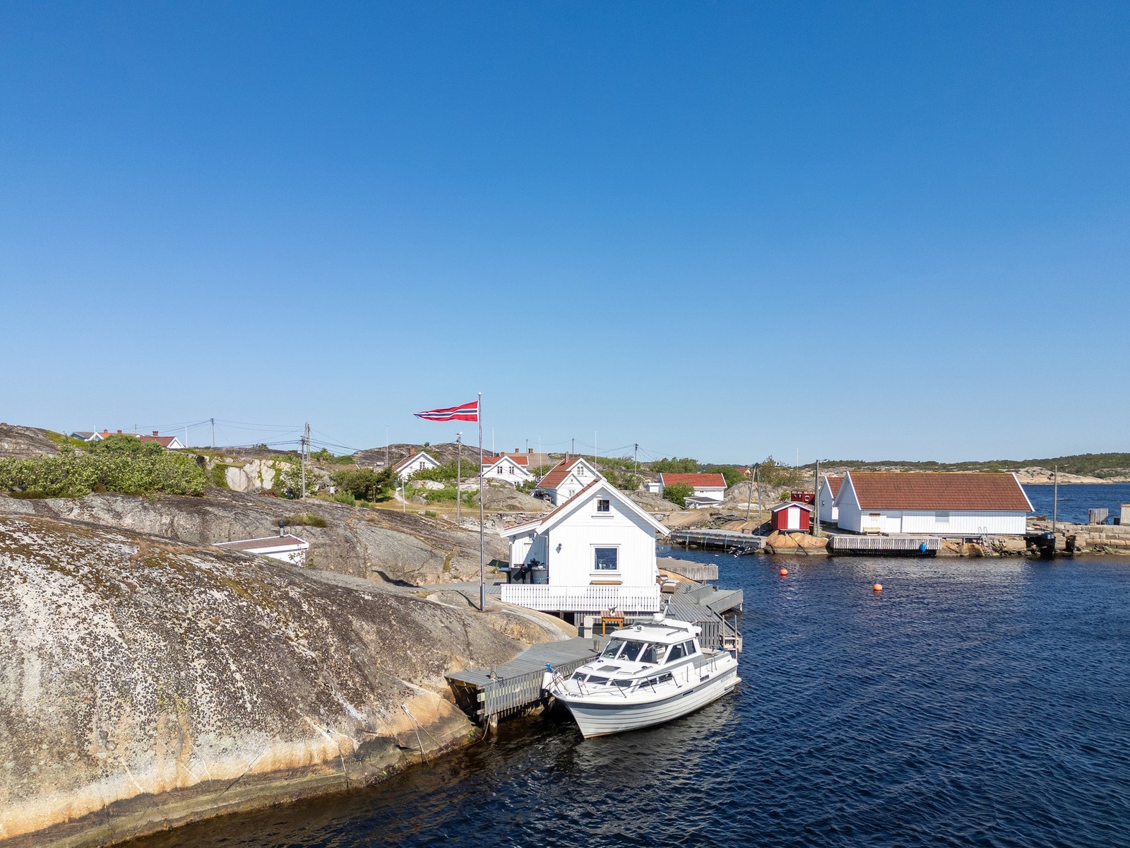 Bryggene gir plass til 2 store båter av ca 35 fot Galleribilde