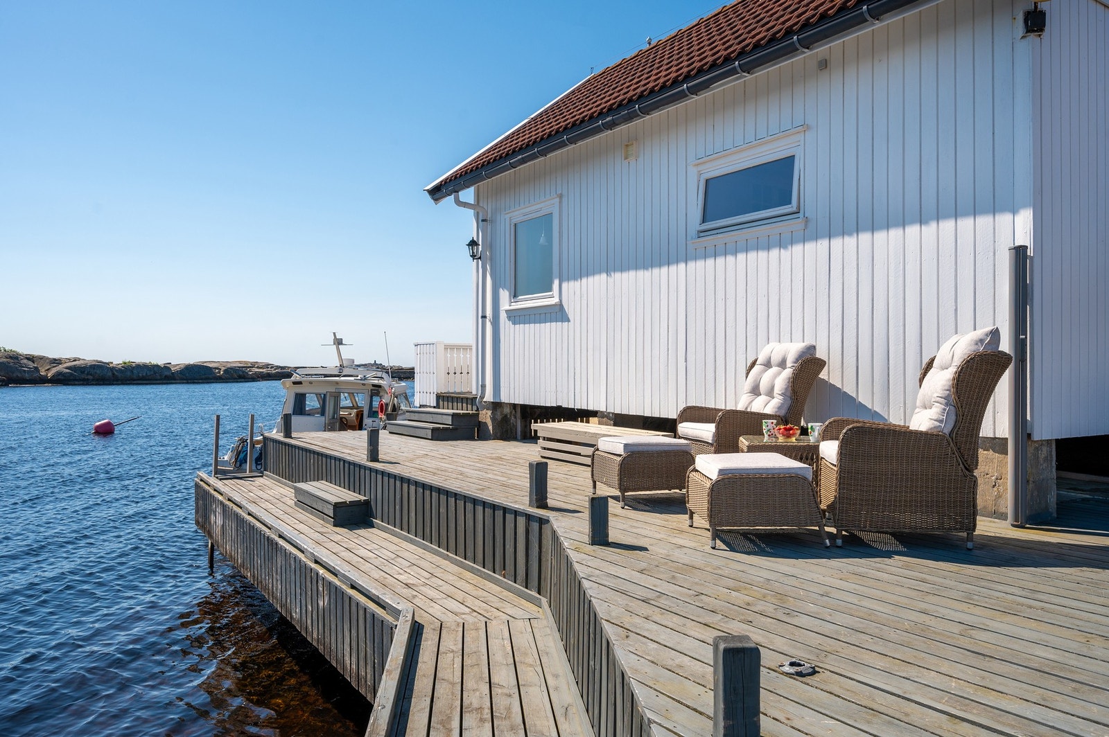 Flott bryggeanlegg (dypvannsbrygge) med plass til diverse båter, samt opphold, soling og bading Galleribilde