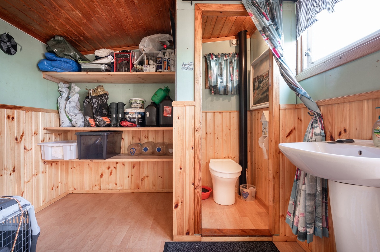 Uthus med bod og snurredo Galleribilde