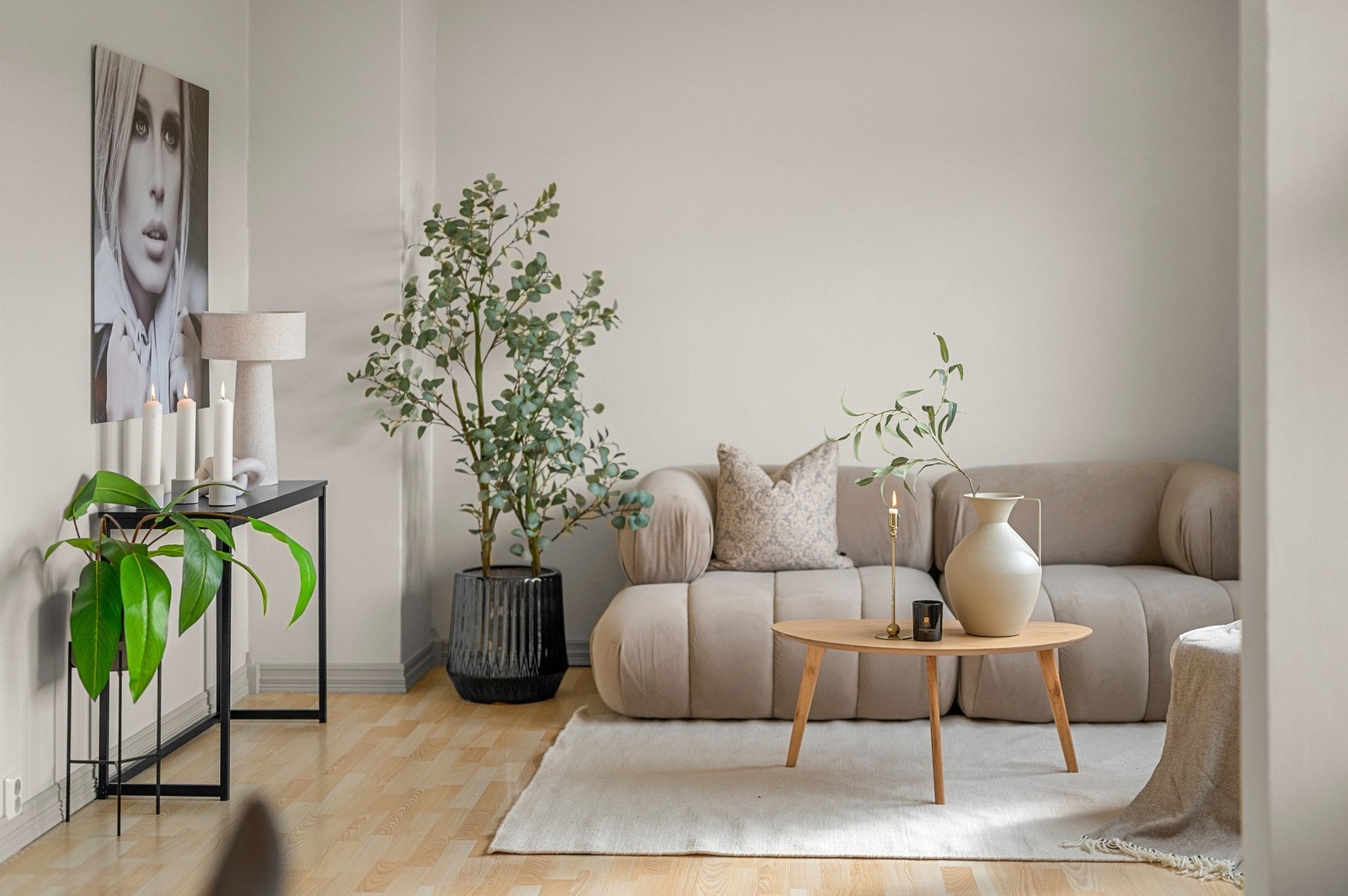 Leiligheten er nylig malt opp i tidsriktige farger. Galleribilde