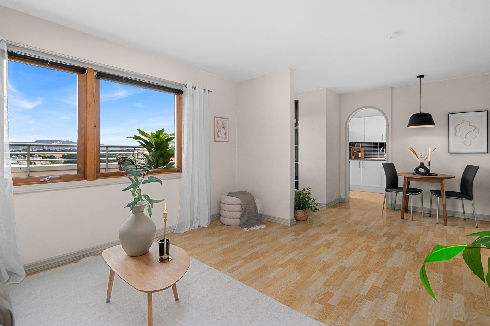 Store vindusflater sørger for rikelig med naturlig lysinnslipp. Galleribilde