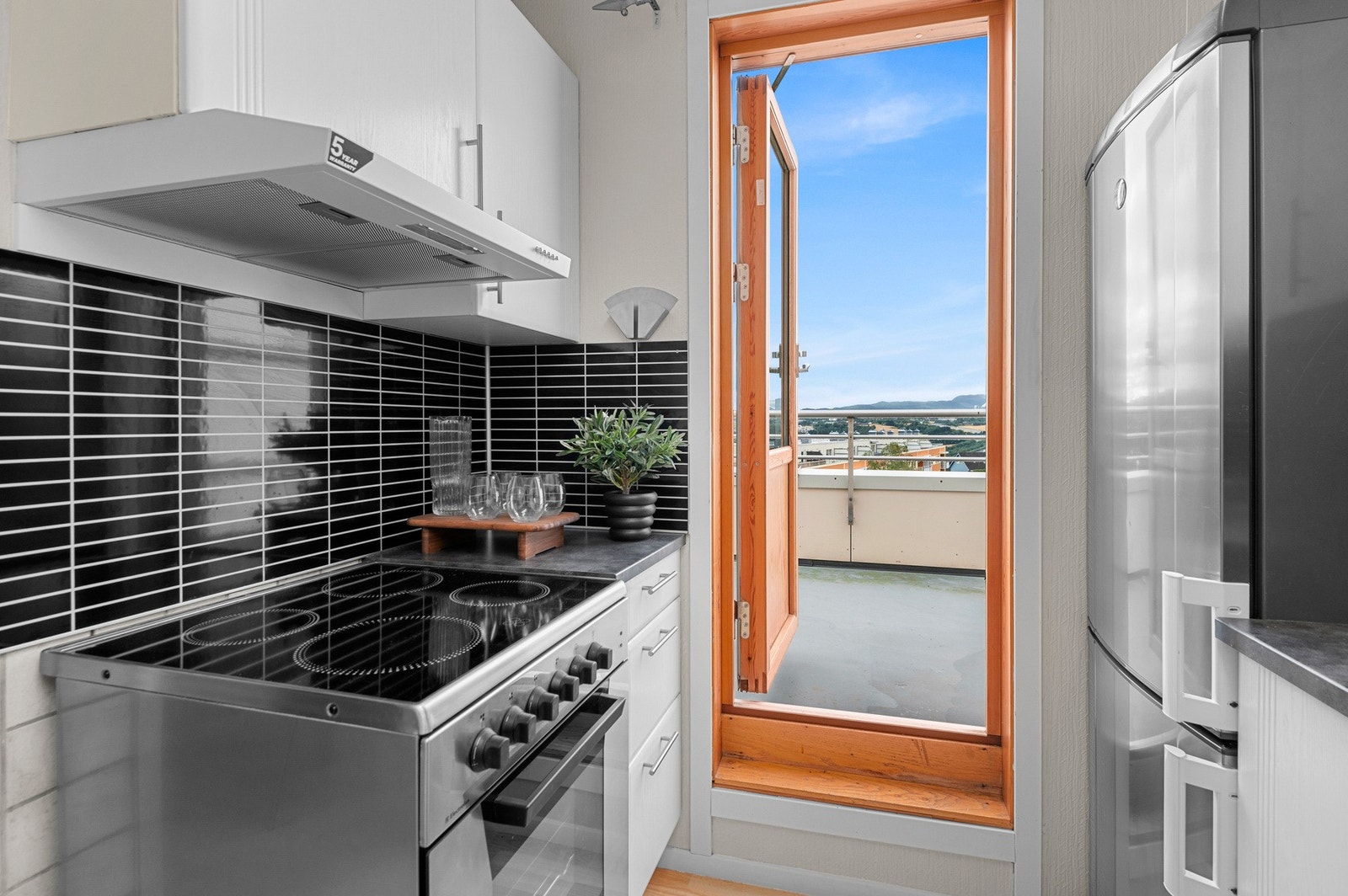 Fra kjøkkenet er det utgang til privat takterrasse. Galleribilde