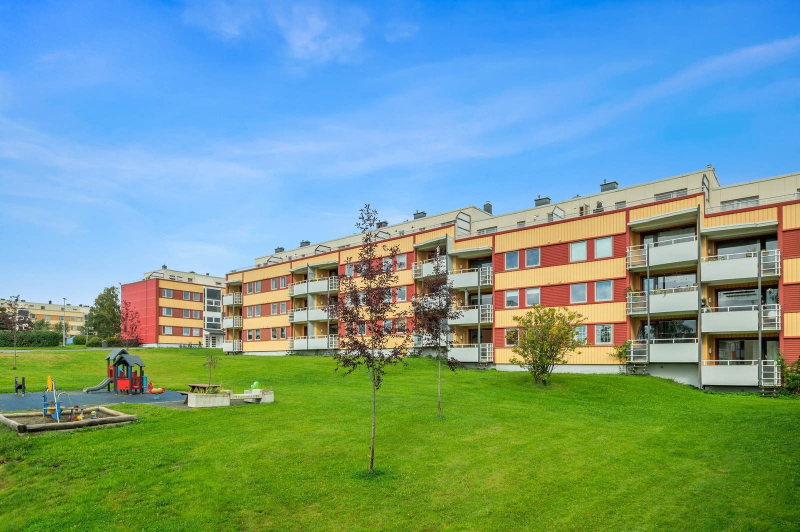 Fra eiendommen er det kort vei til både busstopp, dagligvare, skoler og barnehage. Galleribilde
