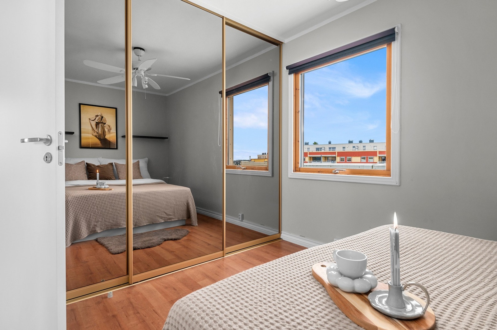 Stor skyvedørsgarderobe på soverommet. Galleribilde