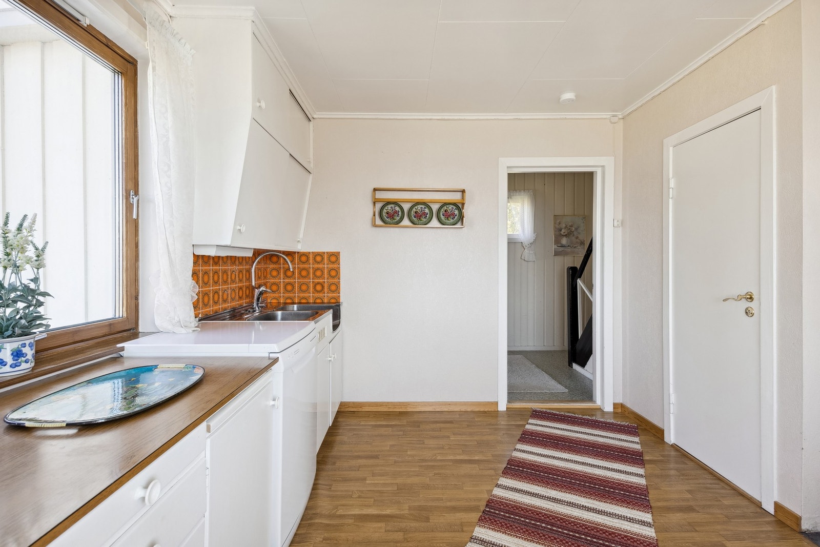 Fra entreen kommer vi inn i kjøkken Galleribilde