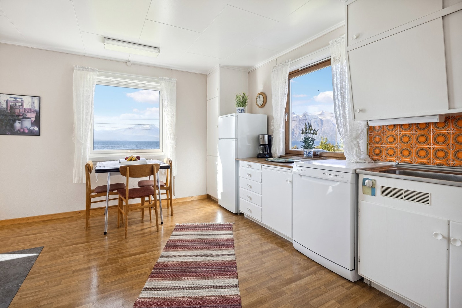 Funksjonelt kjøkken med plass til spisebord. Galleribilde