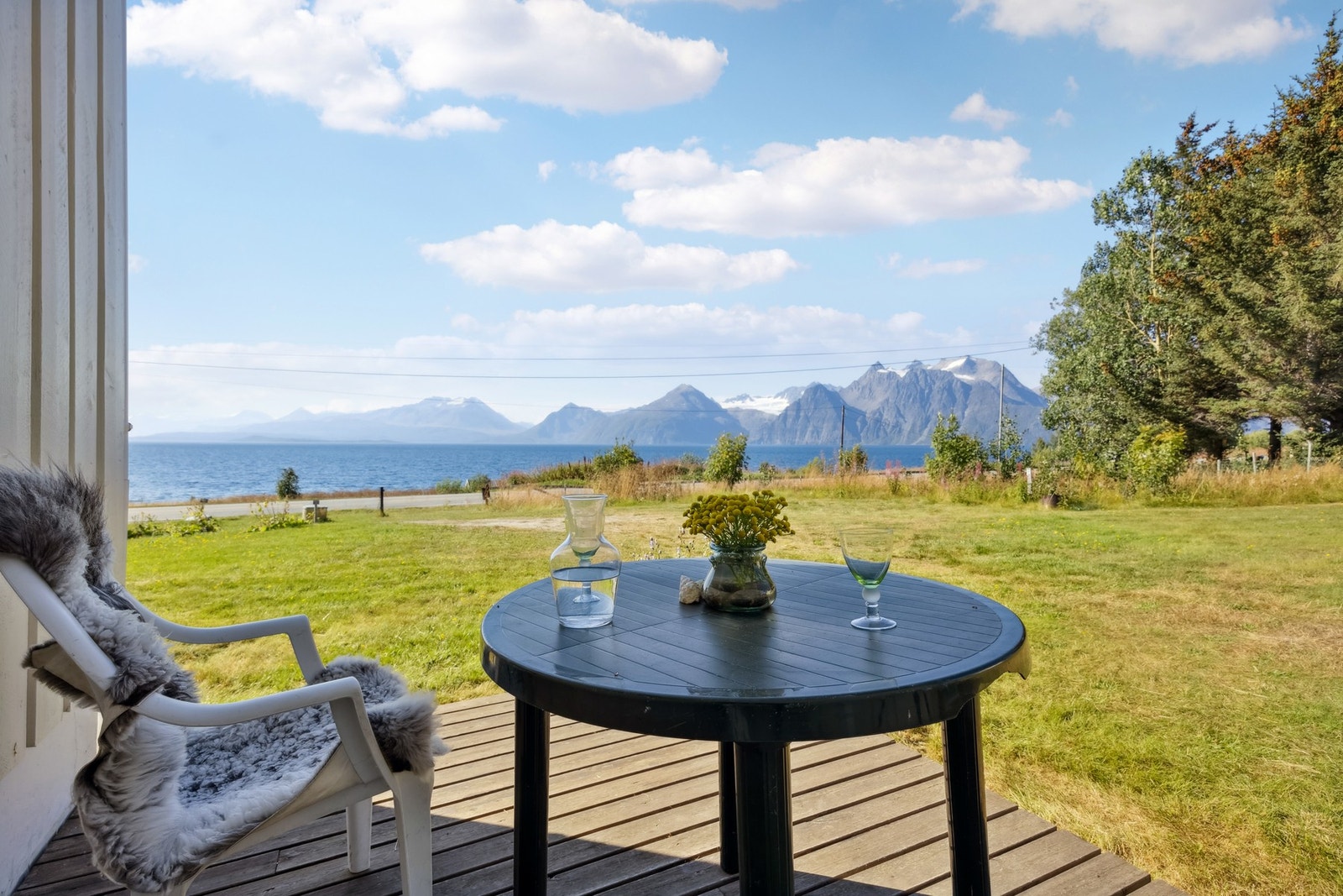 Ved inngangsdøra kan morrakaffen nytes Galleribilde