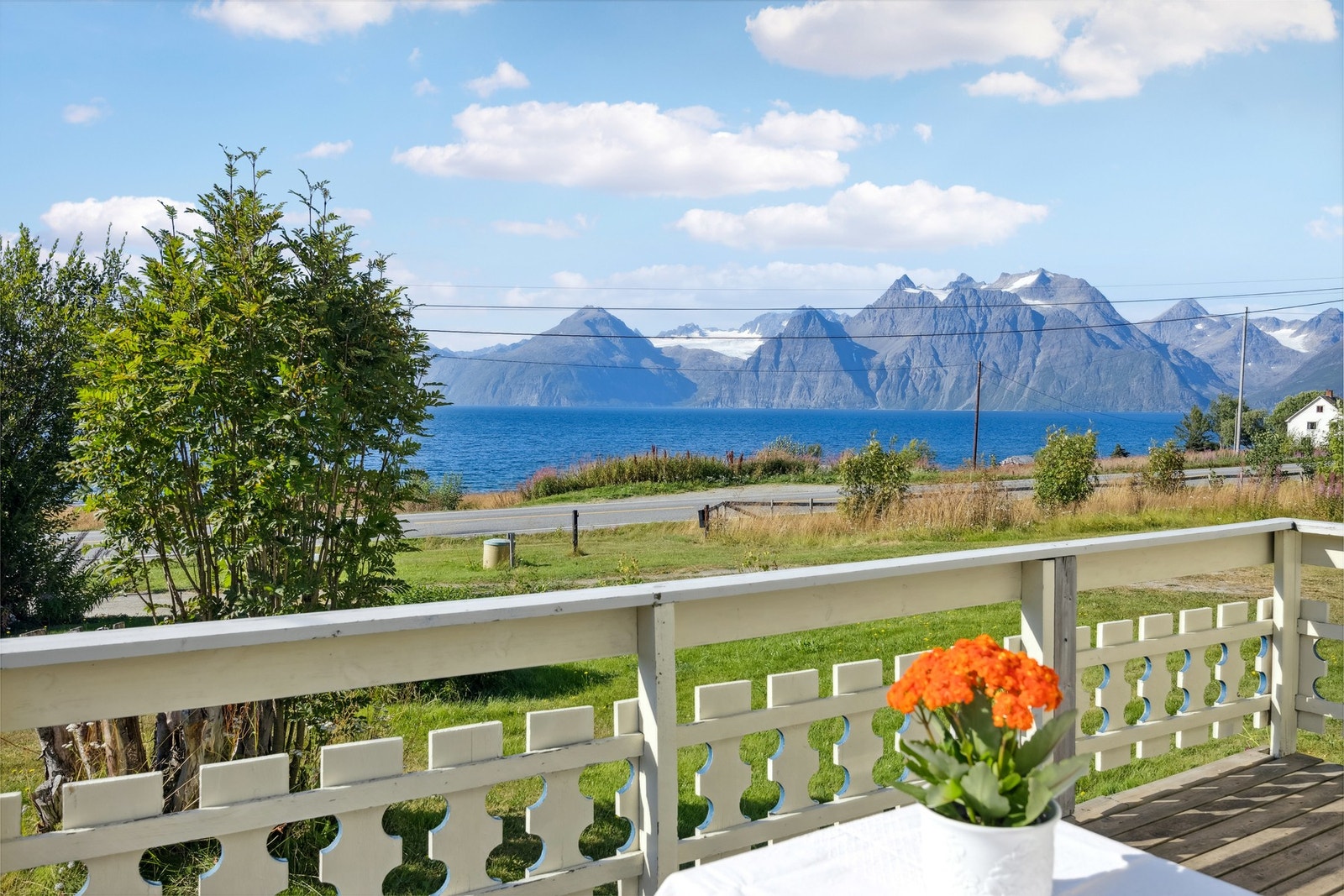 På terrassen er det en fantastisk utsikt til Lyngsalpene og dens isbreer. Galleribilde