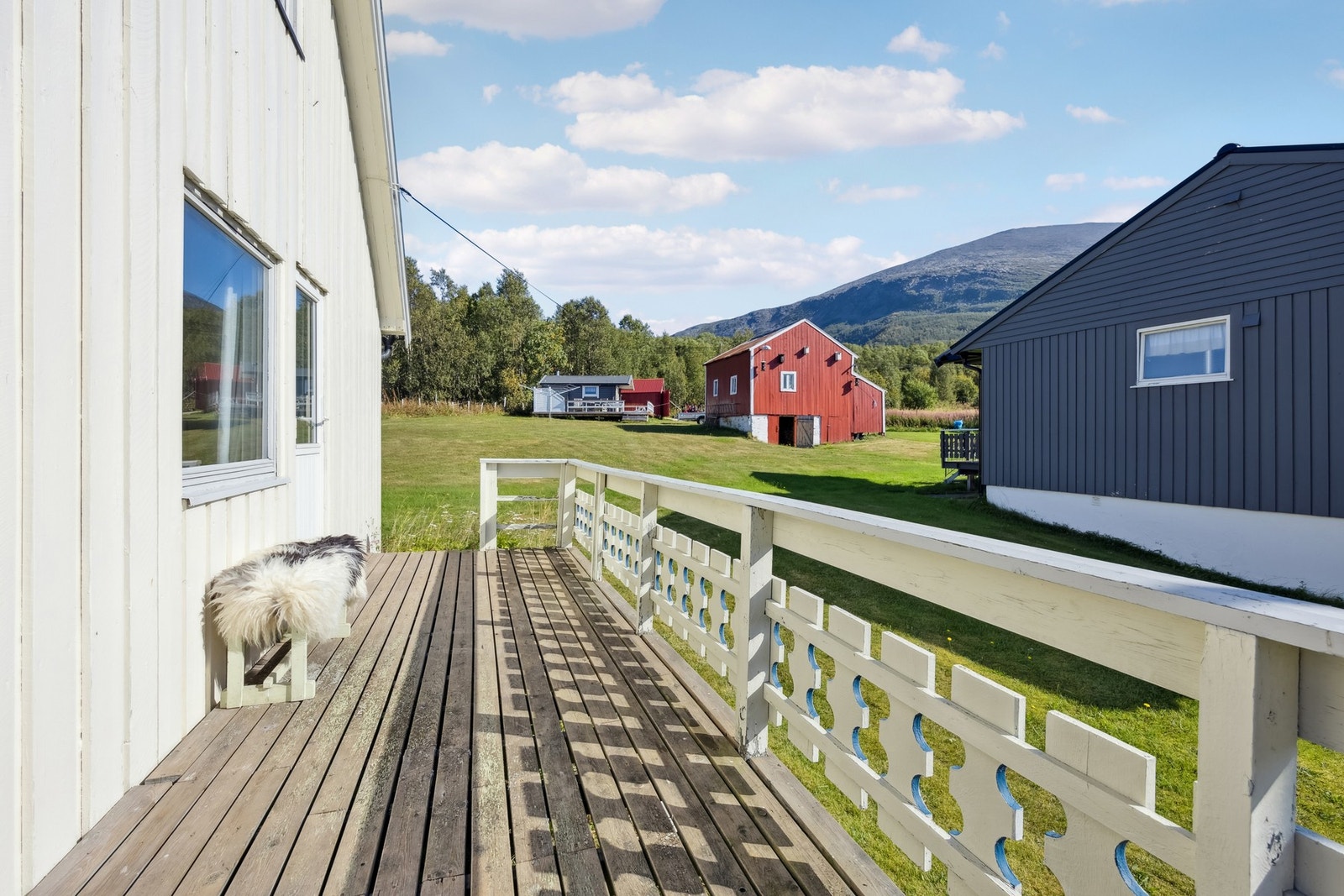 Utsikt bak mot det populære turmålet fjeltoppen Storhaugen, både sommer og vinter. Galleribilde