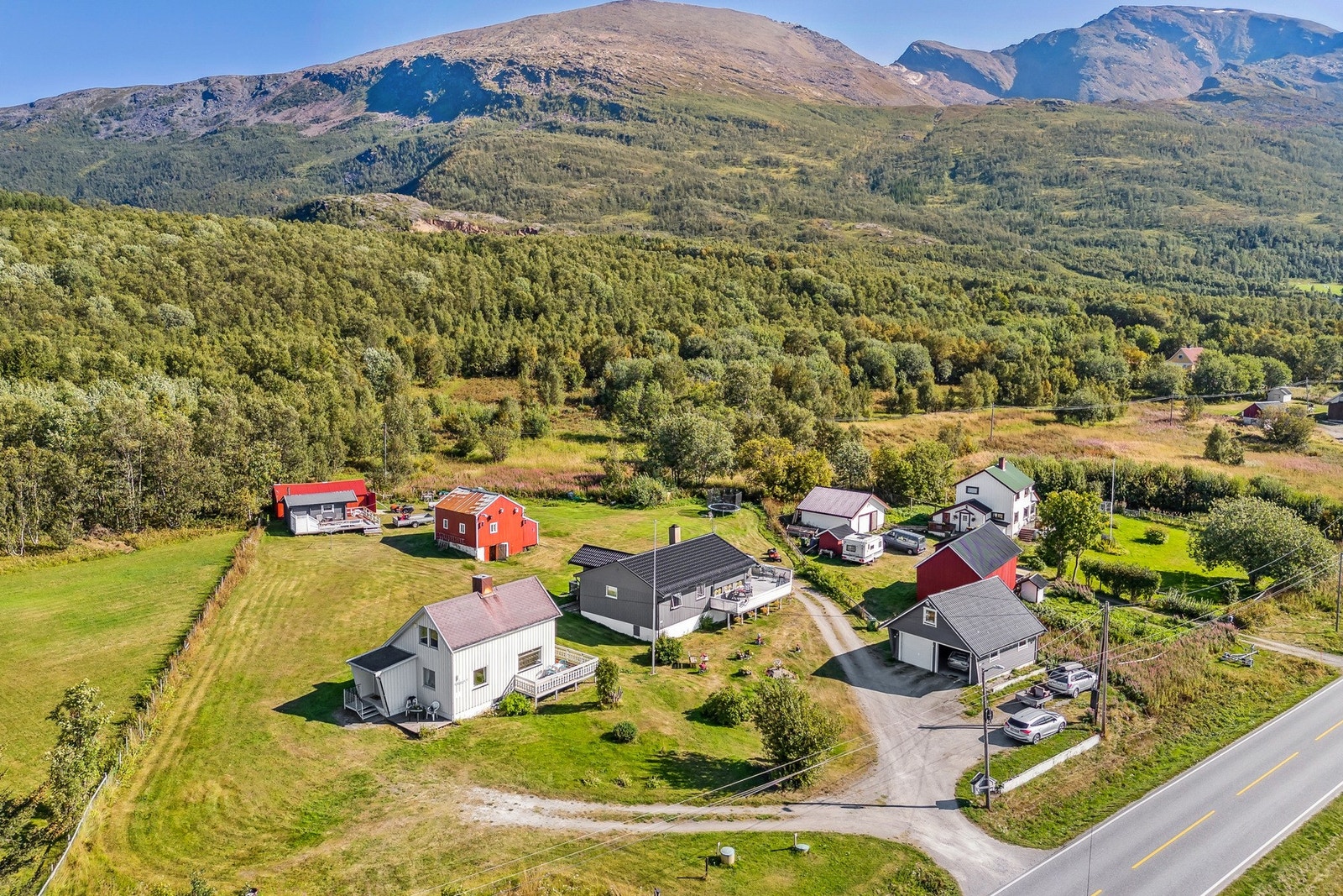 Boligen ligger fint til med enkel adkomst fra E6 Galleribilde