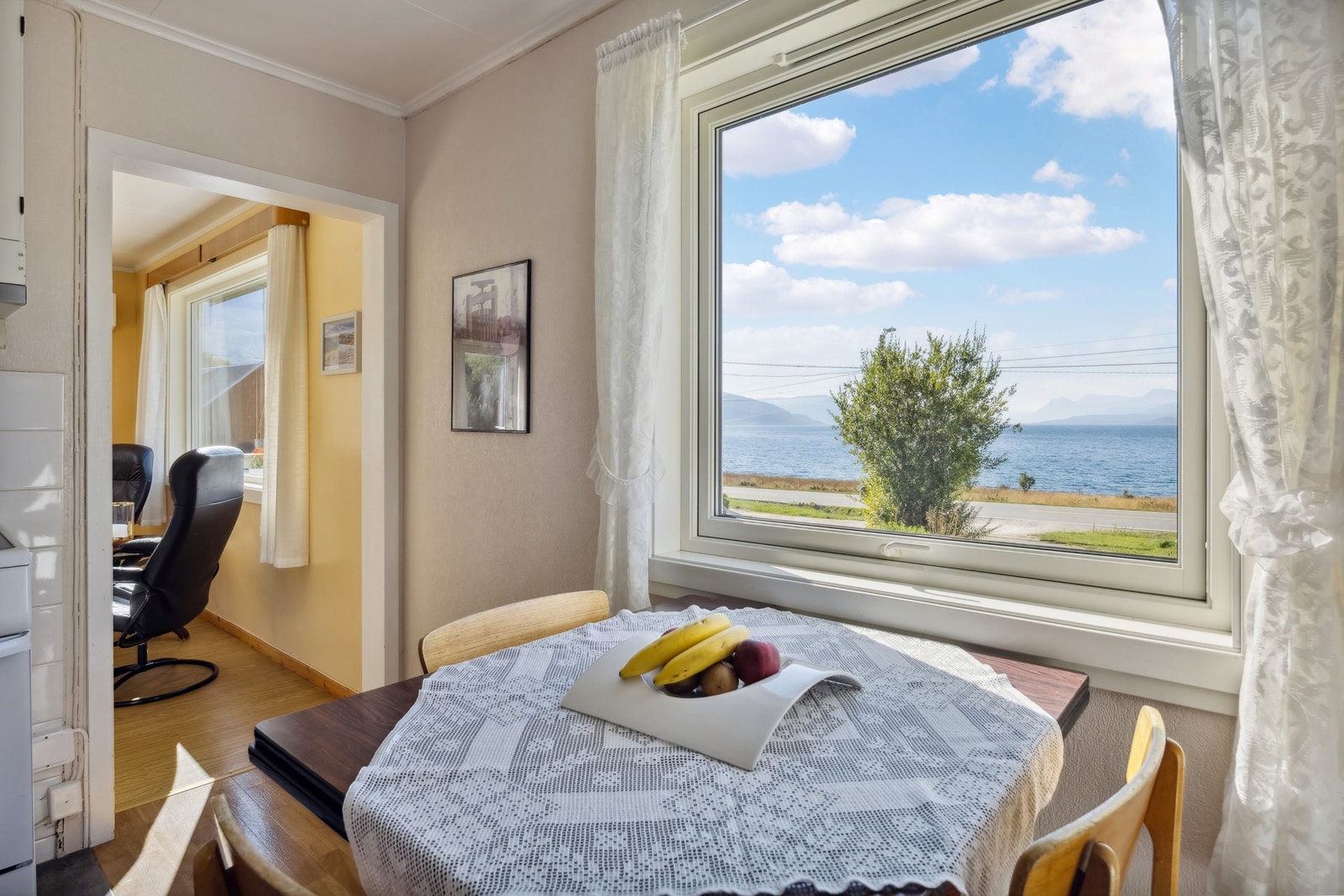 Fra kjøkkenbordet ser du Lyngsalpene Galleribilde