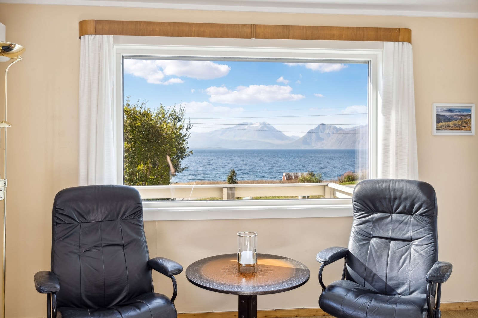 Flott utsikt også fra stuen mot Lyngsalpene og Lyngenfjorden. Galleribilde