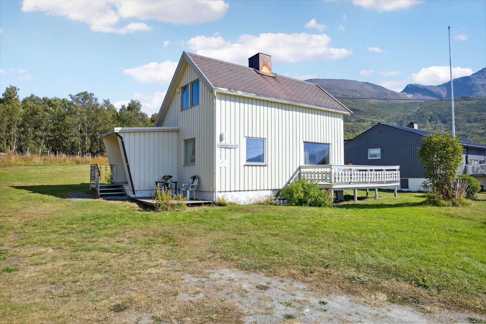 Midten og loft er innredet mens kjeller er uinnredet Galleribilde