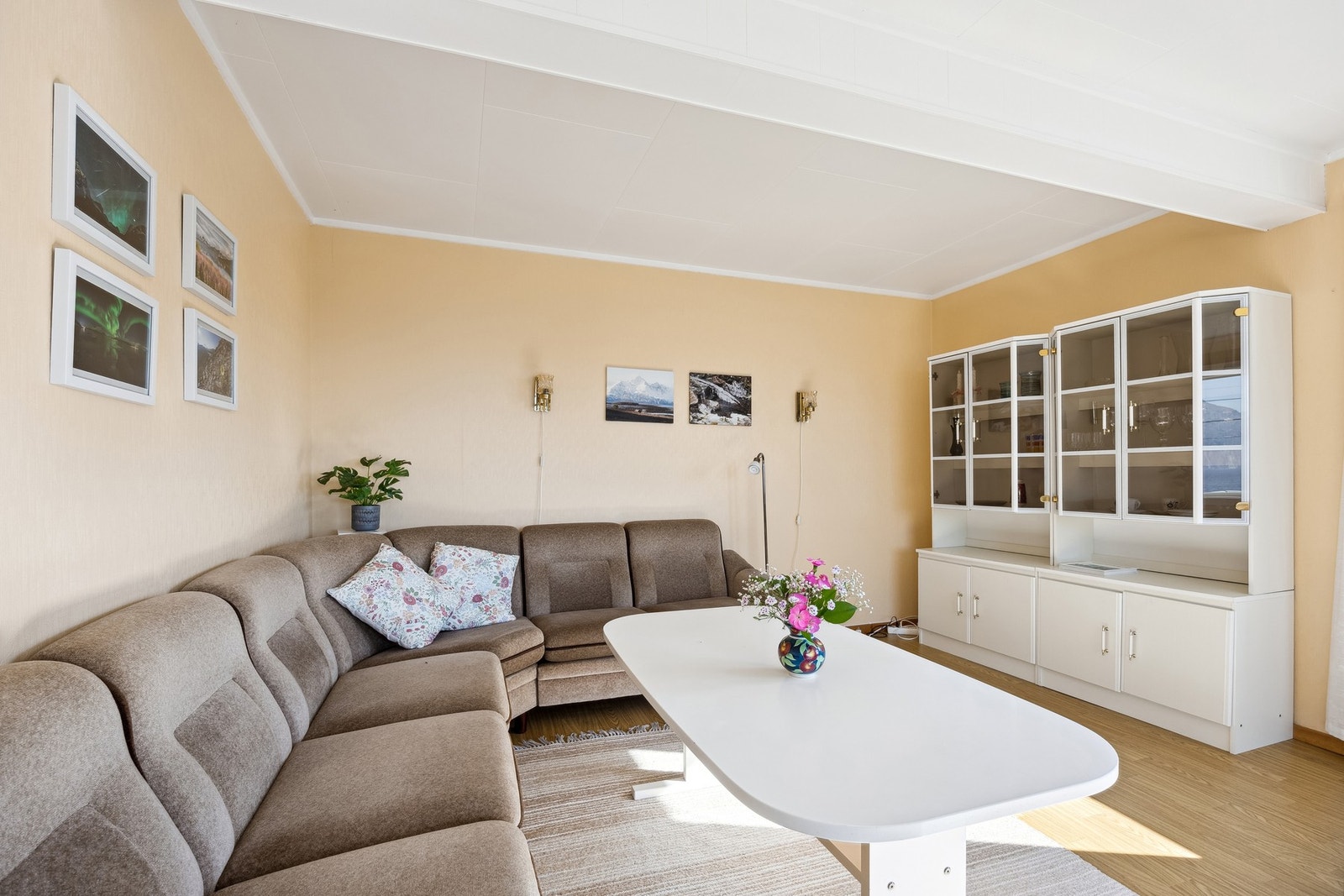 Stuen er lys og koselig Galleribilde