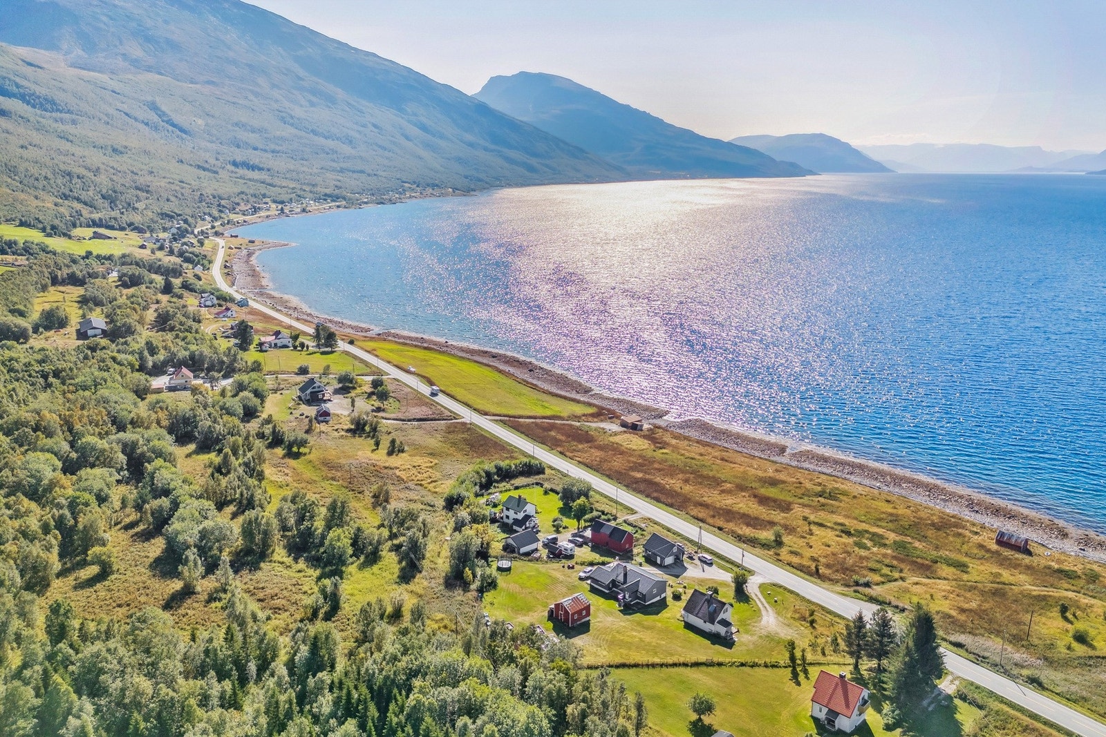 Kun kort kjøretur fra fergeleiet i Olderdalen Galleribilde