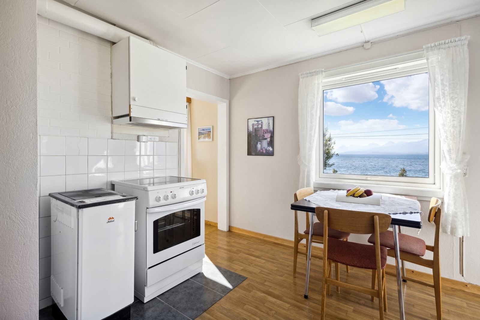 Fra kjøkkenet går man videre inn i stuen Galleribilde