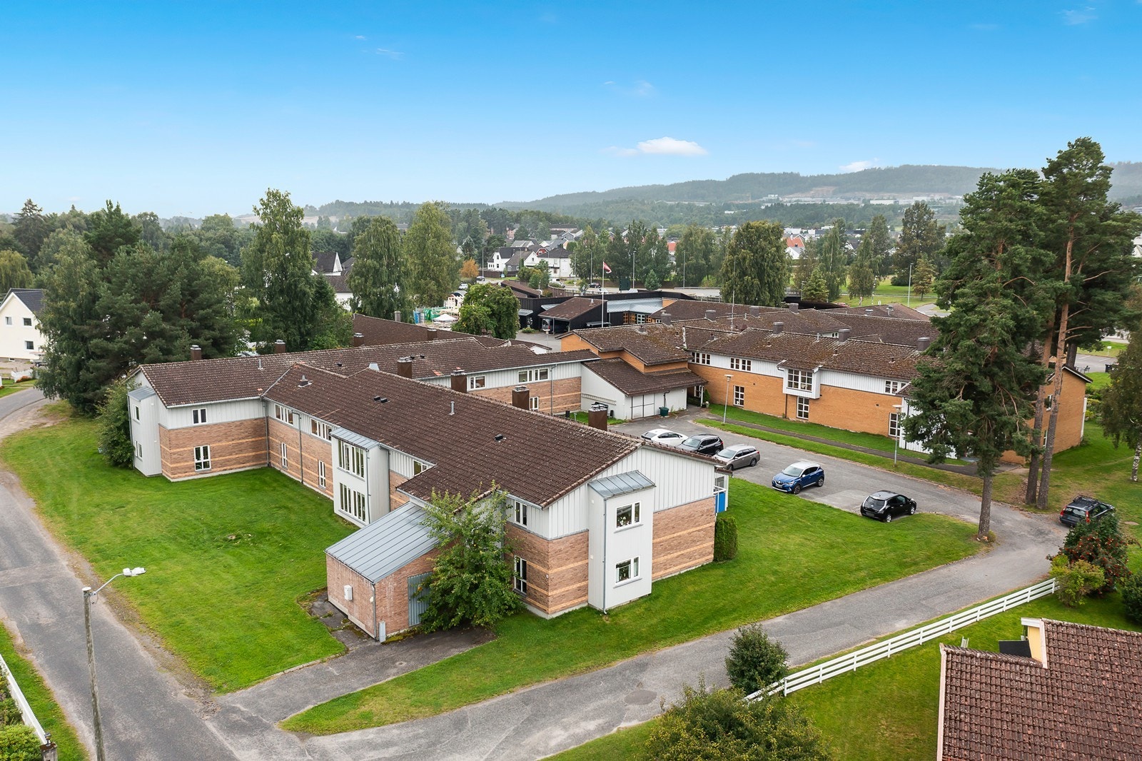 Gjesteparkering i bakgården Galleribilde