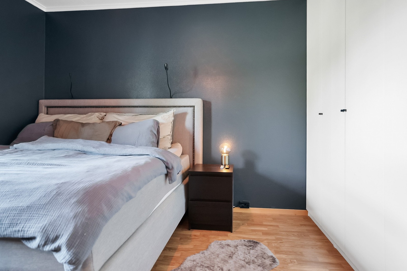 Romslig garderobeskap med god plass til oppbevaring. Galleribilde