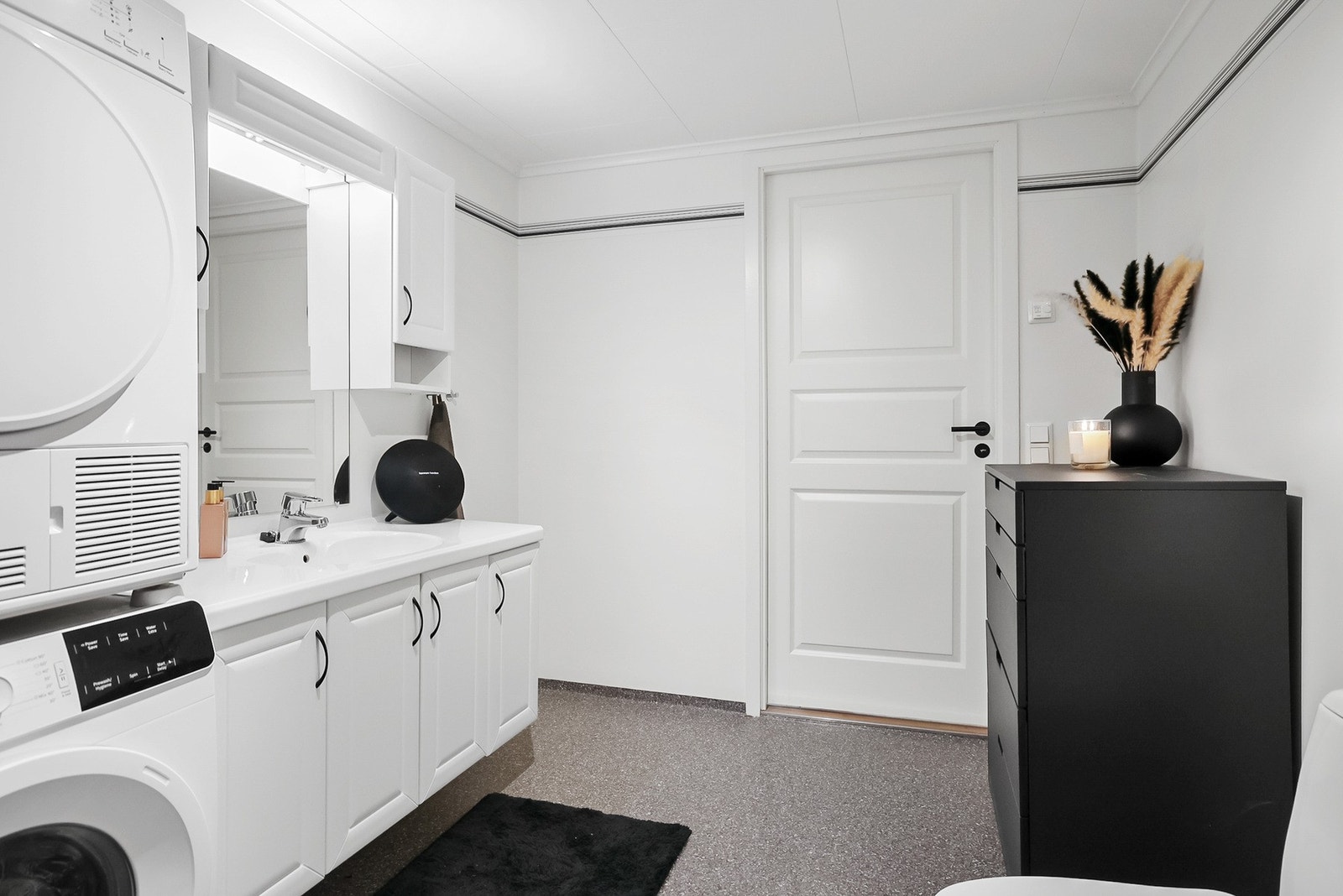 Badet har en lys innredning med god plass til diverse oppbevaring. Over baderomsinnredningen er det speil med overlys og stikkontakt. Galleribilde