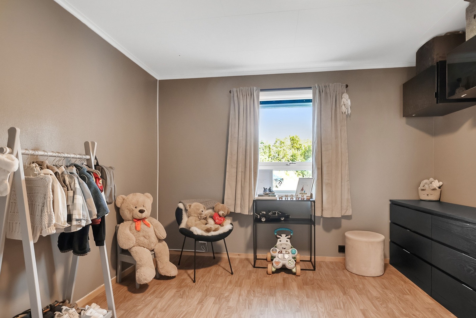 Det andre soverommet har plass til seng med nattbord og garderobeskap. Rommet kan fint brukes som ekstra soverom eller kontor. Galleribilde
