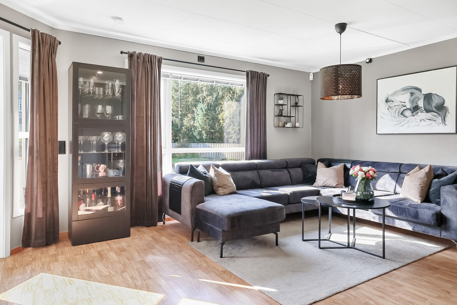 Stuen er av fin størrelse og har god plass til en større sofagruppe med tilhørende stuebord. Galleribilde